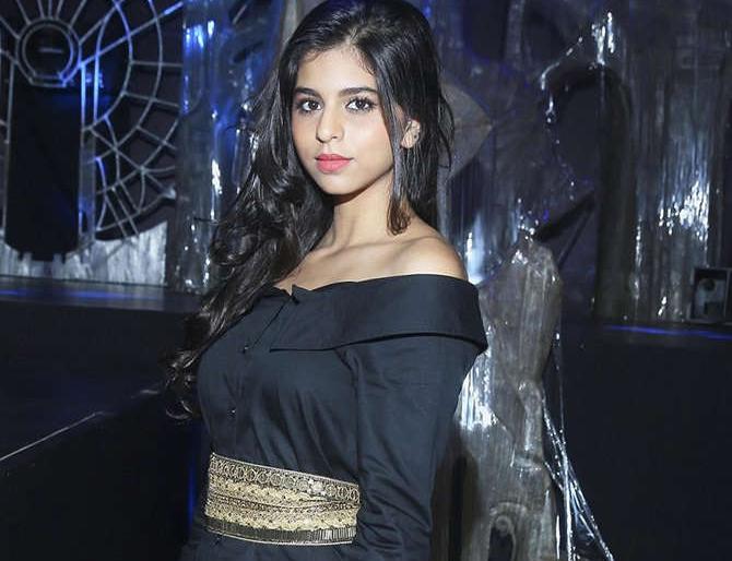Shah Rukh Khan's fairy Suhana Khan appeared in the black outfit in the nightclub! | नाइट क्लबमध्ये ब्लॅक आउटफिटमध्ये अशा अंदाजात दिसली शाहरूख खानची परी सुहाना खान! Shah Rukh Khan's fairy Suhana Khan appeared in the black outfit in the nightclub! | नाइट क्लबमध्ये ब्लॅक आउटफिटमध्ये अशा अंदाजात दिसली शाहरूख खानची परी सुहाना खान!