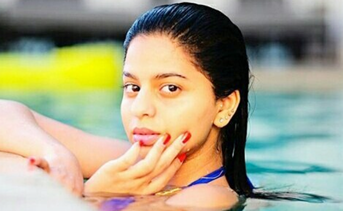 What was Suhana Khan doing out of the skin clinic ... will soon do surgery? | सुहाना खान काय करत होती स्कीन क्लिनिकच्या बाहेर... लवकरच करणार सर्जरी? What was Suhana Khan doing out of the skin clinic ... will soon do surgery? | सुहाना खान काय करत होती स्कीन क्लिनिकच्या बाहेर... लवकरच करणार सर्जरी?