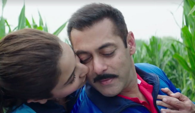 See: Salman-Anushka Romance in a controversial song in 'Sultan' | ​पाहा :‘सुल्तान’मधील वादग्रस्त गाण्यात सलमान-अनुष्काचा रोमान्स