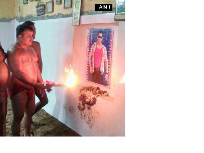 Salamani worship before going to wrestling! | ​कुस्तीला जाण्यापूर्वी चक्क सलमानची पूजा!