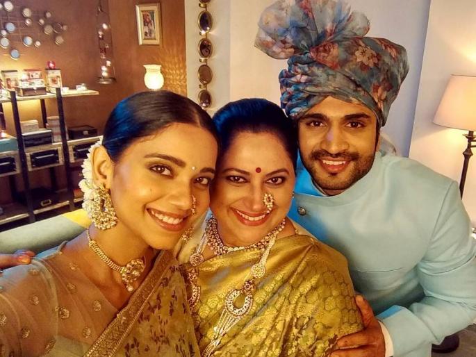 Chinmoy Uggirkar, Suknya Kulkarni and Bhagyashree Limaye in Ghadge & Soon series hit social media | घाडगे & सून मालिकेतील चिन्मय उद्गिरकर, सुकन्या कुलकर्णी आणि भाग्यश्री लिमयेचा फोटो सोशल मीडियावर हिट Chinmoy Uggirkar, Suknya Kulkarni and Bhagyashree Limaye in Ghadge & Soon series hit social media | घाडगे & सून मालिकेतील चिन्मय उद्गिरकर, सुकन्या कुलकर्णी आणि भाग्यश्री लिमयेचा फोटो सोशल मीडियावर हिट