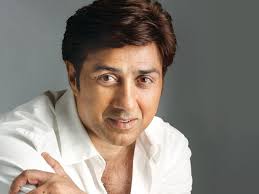 Sunny Deol was flogged for the film Jeans | सनी देओलचा या चित्रपटासाठी फाडली होती जीन्स