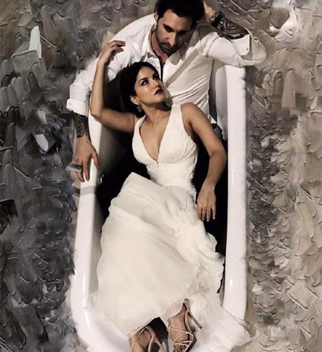 It's Hot: Sunny Leone doing a bath with her husband? | It's Hot :पतीसोबत बाथटबमध्ये काय करतेय सनी लिओनी?
