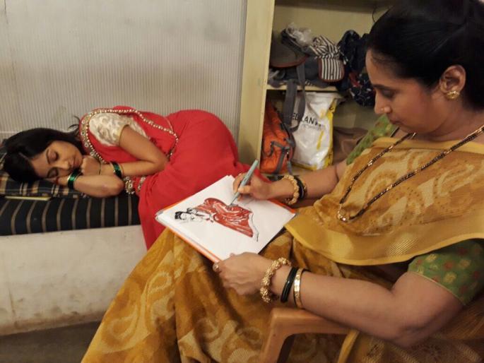 Sketch of hair dresser and crew nand removed by Goth Fame Supriya Vinod | गोठ फेम सुप्रिया विनोद यांनी काढले हेअर ड्रेसर आणि रूपल नंदचे स्केच Sketch of hair dresser and crew nand removed by Goth Fame Supriya Vinod | गोठ फेम सुप्रिया विनोद यांनी काढले हेअर ड्रेसर आणि रूपल नंदचे स्केच