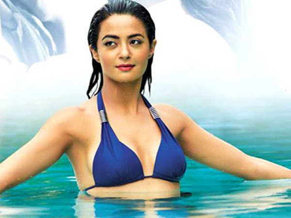 Not a good thing to do in TV fiction shows | सुरवीनला नाही करायचय टीव्ही फिक्शन शो मध्ये काम Not a good thing to do in TV fiction shows | सुरवीनला नाही करायचय टीव्ही फिक्शन शो मध्ये काम