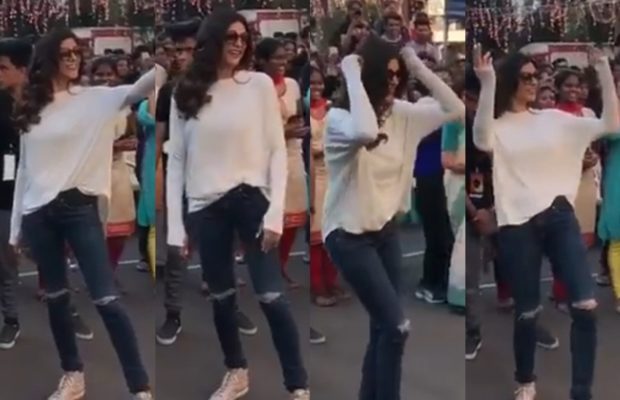 Sushmita Sen with the college students tweeted, Thumke video! | कॉलेजच्या विद्यार्थ्यांसोबत सुश्मिता सेनने लावले ठुमके, पाहा व्हिडीओ ! Sushmita Sen with the college students tweeted, Thumke video! | कॉलेजच्या विद्यार्थ्यांसोबत सुश्मिता सेनने लावले ठुमके, पाहा व्हिडीओ !
