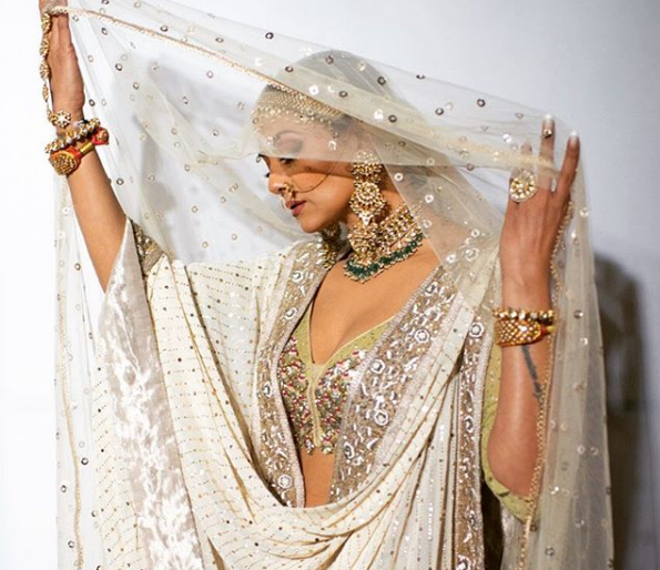 Sushmita Sen's heart-warming style | सुष्मिता सेनचा दिलखेच अंदाज