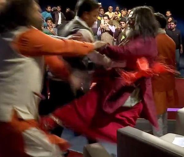 Swami Omla fell victim to molesting woman; Audiences give up | महिलेशी हुज्जत घालणे स्वामी ओमला पडले महागात; आॅडियन्सने दिला चोप Swami Omla fell victim to molesting woman; Audiences give up | महिलेशी हुज्जत घालणे स्वामी ओमला पडले महागात; आॅडियन्सने दिला चोप