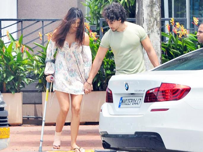 SEE PICS: Patanila Boyfriend Tiger Shroff with Injured Direction! | SEE PICS : दुखापतग्रस्त दिशा पटानीला बॉयफ्रेंड टायगर श्रॉफची साथ!