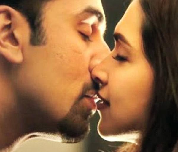 Deepika Padukone's reigning kissing scene | दीपिका पादुकोणच्या कारकिर्दीतील गाजलेले किसिंग सीन