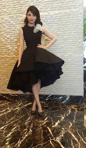 Tamanna Bhatia appeared in 'Bobby' Look, promoted by 'Bahubali' team | 'बॉर्बी' लूकमध्ये दिसली तमन्ना भाटीया, टीमसोबत केले 'बाहुबली'चे प्रमोशन