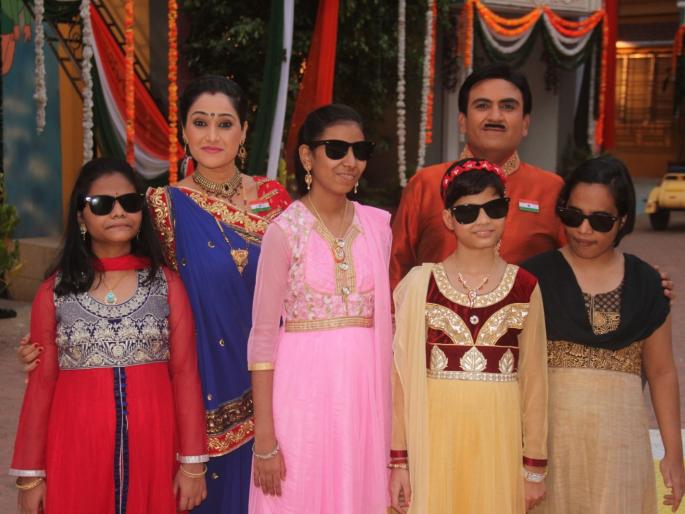 Taraka Mehta's flag hoisting hoop in the glasses of special people | ​तारक मेहता का उल्टा चष्मामध्ये स्पेशल व्यक्तींच्या हस्ते होणारा ध्वजारोहण