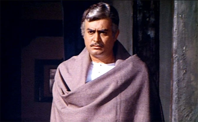 Thakur's hand was seen in Sholay's scene | शोलेच्या या सीनमध्ये दिसला होता ठाकूरचा हात Thakur's hand was seen in Sholay's scene | शोलेच्या या सीनमध्ये दिसला होता ठाकूरचा हात