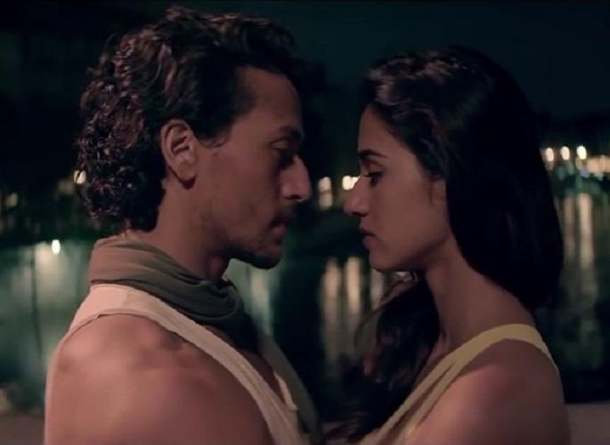 Tiger Shroff espioning the direction? | दिशा पटनी करतेय टायगर श्रॉफची हेरगिरी? Tiger Shroff espioning the direction? | दिशा पटनी करतेय टायगर श्रॉफची हेरगिरी?