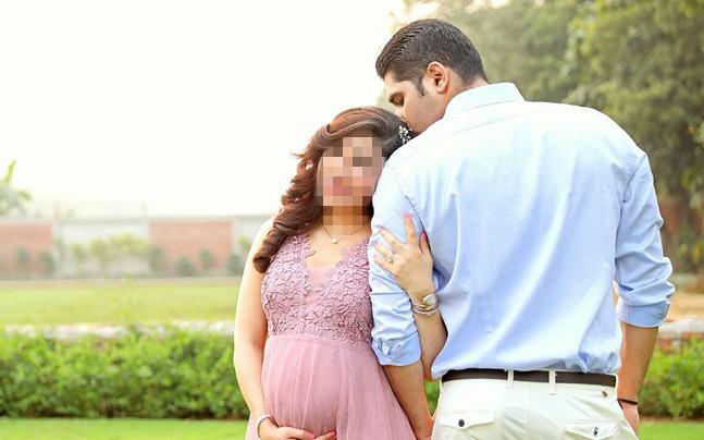 The boy gave birth to a cute baby | या गायिकेने दिला गोंडस बाळाला जन्म