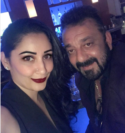 Sanjay Dutt wishes to give such a special court marriage proposal | अशा खास अंदाजात पत्नी मान्यताने दिल्या संजय दत्तला शुभेच्छा