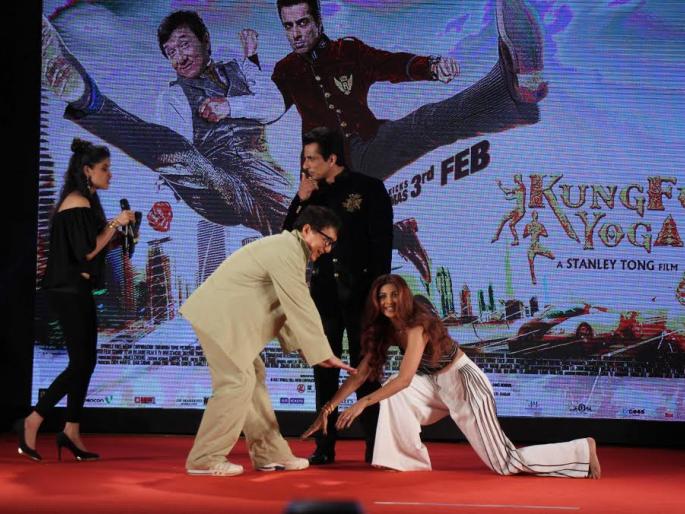 DIE HARD FAN: ... and Shilpa Shetty falls on Jackie Chan's foundation! | DIE HARD FAN : ... अन् शिल्पा शेट्टी पडली जॅकी चॅनच्या पाया !