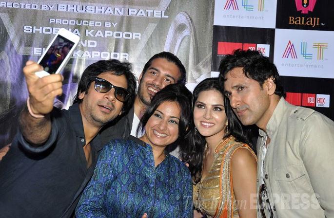 Special funds for selfies with celebrities | सेलिब्रिटींसोबत सेल्फी काढण्याचे स्पेशल फंडे