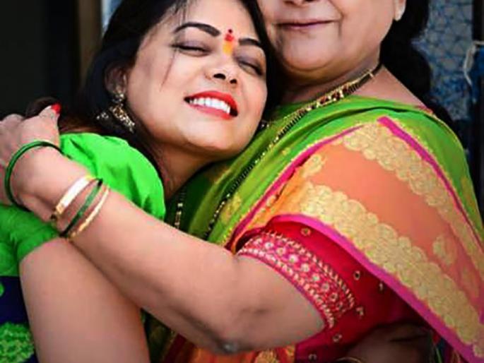 LAKE walking on the road; Mother's eyes are tears, see prayer photo of wedding! | लेक चालली सासरला; आईच्या डोळ्यांत आल्या अश्रुधारा, पहा प्रार्थना बेहरेच्या लग्नाचे फोटो!