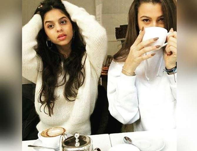 Shah Rukh Khan's Ladki Lake, Suhana Khan; See photo! | मैत्रिणीसोबत चिल करताना दिसली शाहरुखची लाडकी लेक सुहाना खान; पाहा फोटो! Shah Rukh Khan's Ladki Lake, Suhana Khan; See photo! | मैत्रिणीसोबत चिल करताना दिसली शाहरुखची लाडकी लेक सुहाना खान; पाहा फोटो!