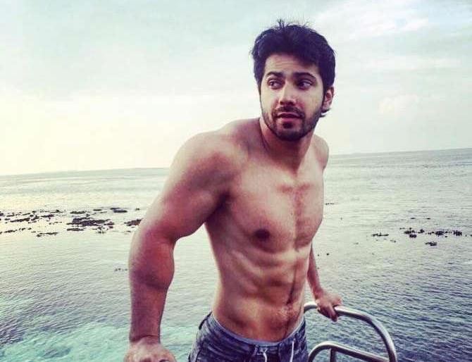 This is Varun Dhawan's fitness secret; You can follow it! | हे आहे वरुण धवनच्या फिटनेसचे सीक्रेट; तुम्ही करू शकता त्यास फॉलो!