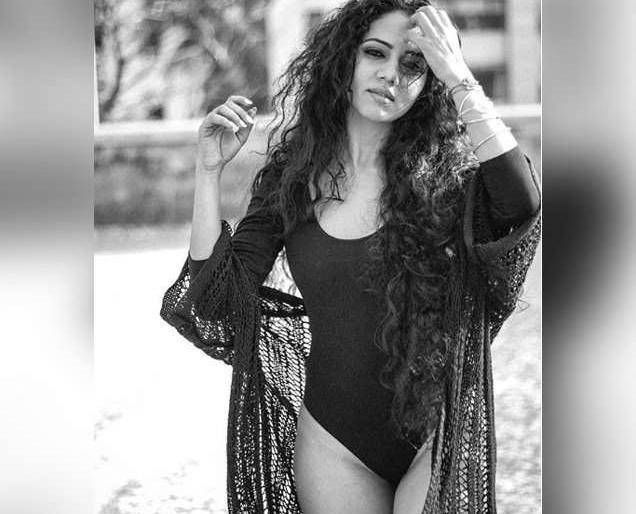 Hot-clicking on Bikini Look photos shared with the beach | बीचवर क्लिक केले बिकनी लूक फोटो शेअर करताच रंगल्या खुमासदार चर्चा Hot-clicking on Bikini Look photos shared with the beach | बीचवर क्लिक केले बिकनी लूक फोटो शेअर करताच रंगल्या खुमासदार चर्चा