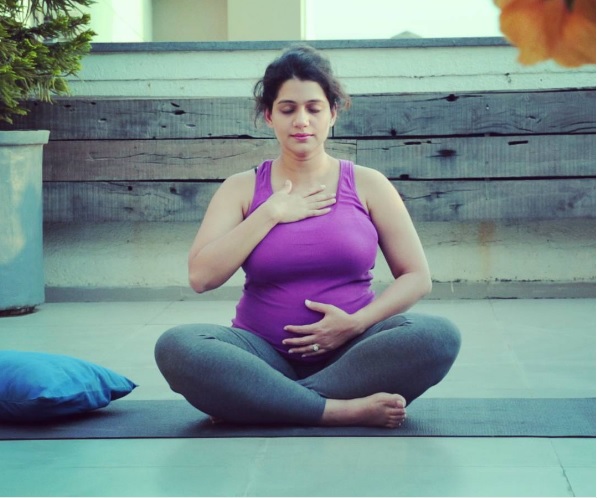 Due to pregnancy, Urmila has fallen into the beauty of the storehouse | गरोदरपणामुळे उर्मिला कोठारेच्या सौंदर्यात पडली आहे भर