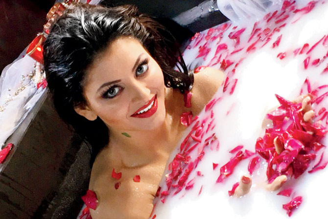 Sunny Leone is Urvashi Routalachi style guru? | सनी लिओनी आहे का उर्वशी रौतेलाची स्टाइल गुरू ? Sunny Leone is Urvashi Routalachi style guru? | सनी लिओनी आहे का उर्वशी रौतेलाची स्टाइल गुरू ?