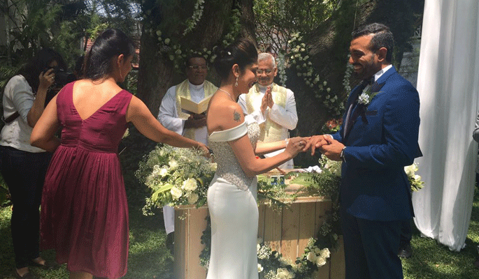 Dhawal Kulkarni and Robin Uthappa get stuck in marriage | धवल कुलकर्णी व रोबिन उथप्पा अडकले विवाहबंधनात Dhawal Kulkarni and Robin Uthappa get stuck in marriage | धवल कुलकर्णी व रोबिन उथप्पा अडकले विवाहबंधनात