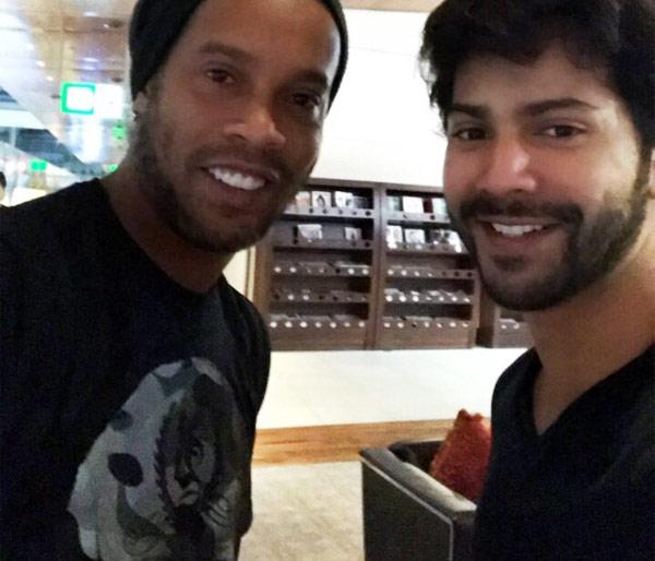 Ronaldinho reached the home of Varun Dhawan; Selfie shared! | वरुण धवनच्या घरी पोहोचला फुटबॉलपटू रोनाल्डिनो; सेल्फी केला शेअर! Ronaldinho reached the home of Varun Dhawan; Selfie shared! | वरुण धवनच्या घरी पोहोचला फुटबॉलपटू रोनाल्डिनो; सेल्फी केला शेअर!