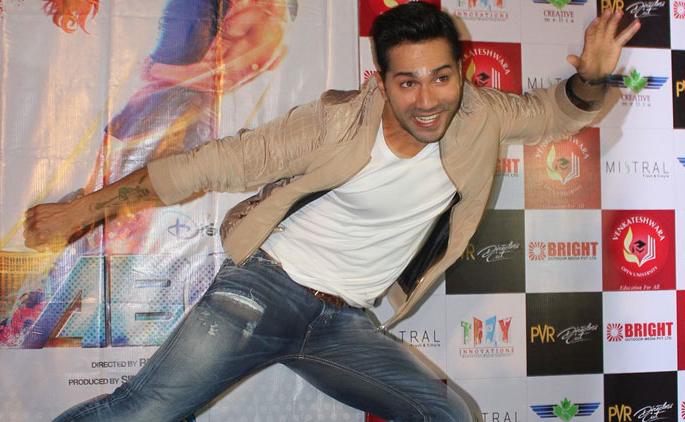 Foolish Varun with fans | चाहत्यांसोबत बेधुंद वरूण Foolish Varun with fans | चाहत्यांसोबत बेधुंद वरूण