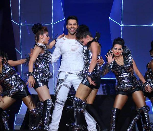 IIFA 2017: Exclusive: Satasamprayaparuna Varun Dhowal dominated | IIFA 2017:Exclusive: सातासमुद्रापार वरूण धवणचा बोलबाला IIFA 2017: Exclusive: Satasamprayaparuna Varun Dhowal dominated | IIFA 2017:Exclusive: सातासमुद्रापार वरूण धवणचा बोलबाला