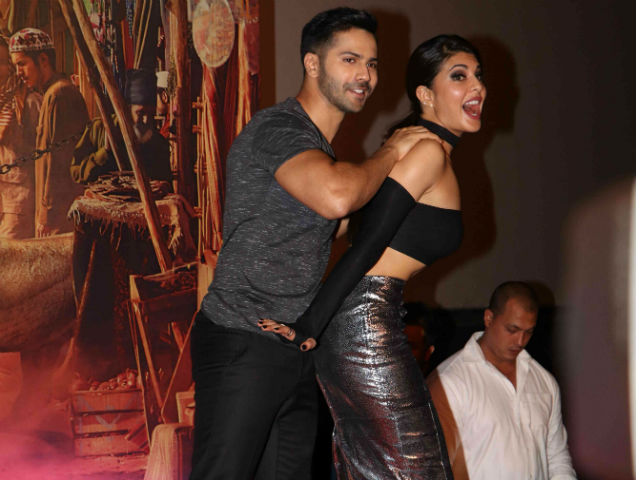 When Varun Dhawan struggled with Jacqueline ... | वरुण धवनची जॅकलीनसोबत झटापट होते तेव्हा...