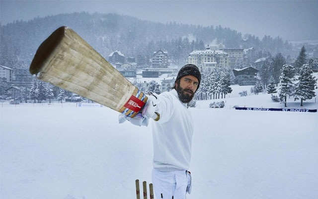Watch Video: Ranveer Singh hit six sixes in the snowy cricket field | Watch Video : रणवीर सिंगने बर्फाच्छादित क्रिकेटच्या मैदानावर मारला षटकार
