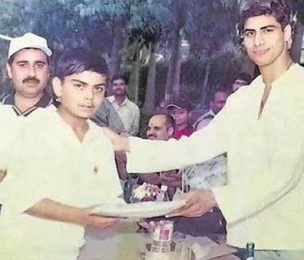 Who is the recipient of the award from Ashish Nehra? | ​आशीष नेहराकडून पुरस्कार घेणारा हा कोण?