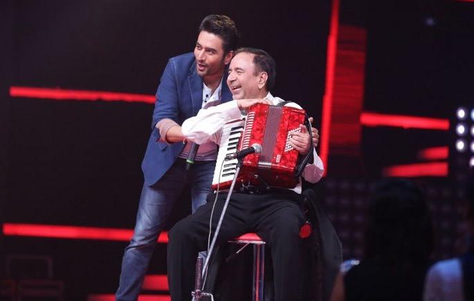 Shekhar special performance with father | शेखरचा खास परफॉर्मन्स वडिलांसोबत Shekhar special performance with father | शेखरचा खास परफॉर्मन्स वडिलांसोबत
