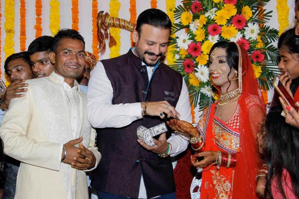 Vivek Oberoi again showed generosity; The precious gift given to the acid attack victim's wedding! | विवेक ओबेरॉयने पुन्हा दाखविले औदार्य; अॅसिड हल्ल्यातील पीडितेच्या लग्नात दिले अनमोल गिफ्ट! Vivek Oberoi again showed generosity; The precious gift given to the acid attack victim's wedding! | विवेक ओबेरॉयने पुन्हा दाखविले औदार्य; अॅसिड हल्ल्यातील पीडितेच्या लग्नात दिले अनमोल गिफ्ट!
