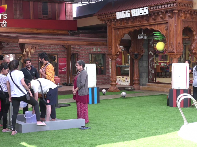 Today, the game of "Thube Dropy Pale Saatchi" will be played in the Big Boss house | आज बिग बॉसच्या घरात रंगणार “थेंबे थेंबे तळे साचे”चा खेळ Today, the game of "Thube Dropy Pale Saatchi" will be played in the Big Boss house | आज बिग बॉसच्या घरात रंगणार “थेंबे थेंबे तळे साचे”चा खेळ