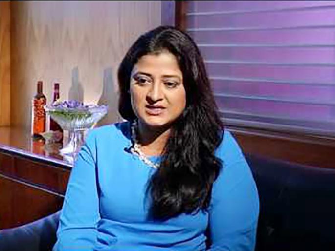 Shocking: While dancing at the stage, the 'actress' surrounded the people, tried to rip off the clothes! | Shocking : स्टेजवर डान्स करीत असताना ‘या’ अभिनेत्रीला लोकांनी घेरले, कपडेही फाडण्याचा केला प्रयत्न!! Shocking: While dancing at the stage, the 'actress' surrounded the people, tried to rip off the clothes! | Shocking : स्टेजवर डान्स करीत असताना ‘या’ अभिनेत्रीला लोकांनी घेरले, कपडेही फाडण्याचा केला प्रयत्न!!