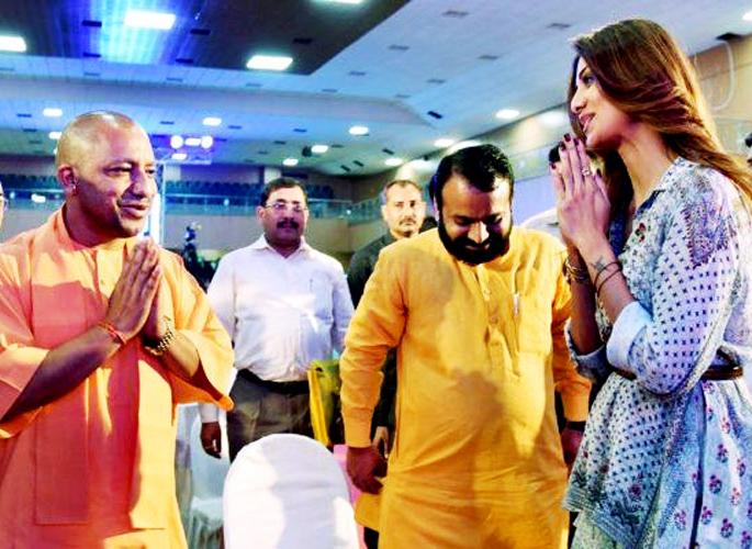 On the photo with Shilpa Shetty's Chief Minister, the user said, 'Do not wear jeans!' | शिल्पा शेट्टीच्या मुख्यमंत्र्यांसोबतच्या फोटोवर यूजर्सनी म्हटले, ‘बरं झालं जीन्स घालून गेली नाहीस’! On the photo with Shilpa Shetty's Chief Minister, the user said, 'Do not wear jeans!' | शिल्पा शेट्टीच्या मुख्यमंत्र्यांसोबतच्या फोटोवर यूजर्सनी म्हटले, ‘बरं झालं जीन्स घालून गेली नाहीस’!
