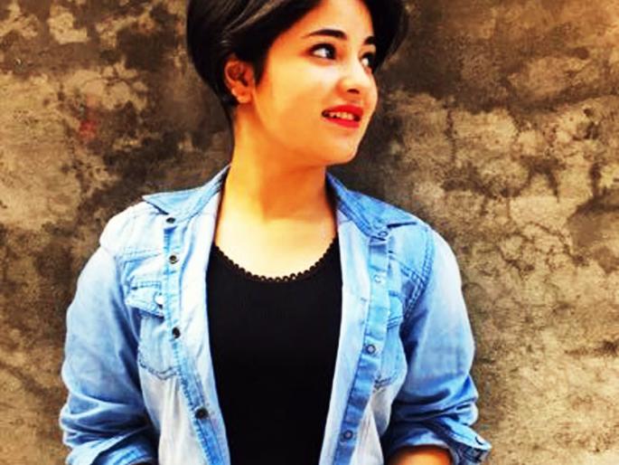SEE PICS: Dangal girl Jaira Wasim briefly escaped in a car crash! | SEE PICS : कार अपघातात दंगल गर्ल जायरा वसीम थोडक्यात बचावली!