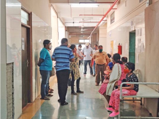 The lack of a test center increased the fuss | चाचणी सेंटरअभावी फरफट वाढली; प्रवासात संसर्ग पसरण्याचा धोका वाढला The lack of a test center increased the fuss | चाचणी सेंटरअभावी फरफट वाढली; प्रवासात संसर्ग पसरण्याचा धोका वाढला