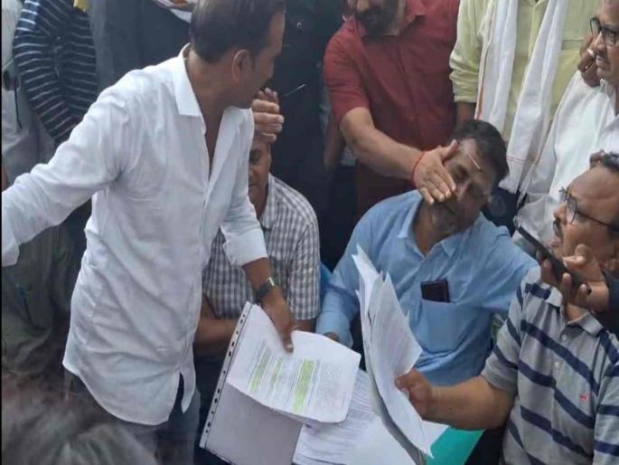 MP pratibha dhanorkar brother punched Karnataka Emta coal mining engineer in the face | खासदारांच्या आंदोलनात कर्नाटक एम्टा कोळसा खाण अभियंत्याच्या श्रीमुखात हाणली MP pratibha dhanorkar brother punched Karnataka Emta coal mining engineer in the face | खासदारांच्या आंदोलनात कर्नाटक एम्टा कोळसा खाण अभियंत्याच्या श्रीमुखात हाणली