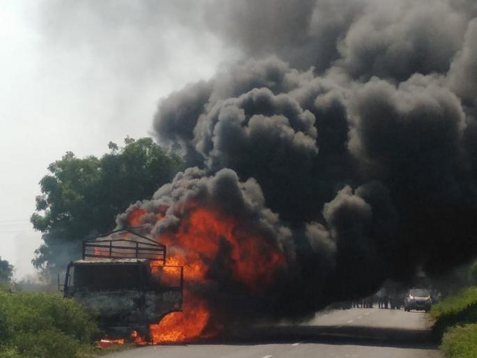 Tempos fire carrying coal in Palam | पालम येथे दगडी कोळसा नेणाऱ्या टेंपोस आग Tempos fire carrying coal in Palam | पालम येथे दगडी कोळसा नेणाऱ्या टेंपोस आग