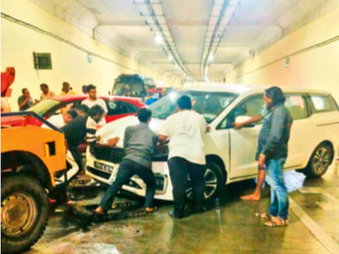 'Operation Traffic Clear' in five to seven minutes; Traffic smoothed after removing the accident-affected vehicle with a crane | पाच ते सात मिनिटांमध्ये ‘ऑपरेशन ट्रॅफिक क्लीअर’; अपघातग्रस्त वाहन क्रेनद्वारे हटवून वाहतूक सुरळीत