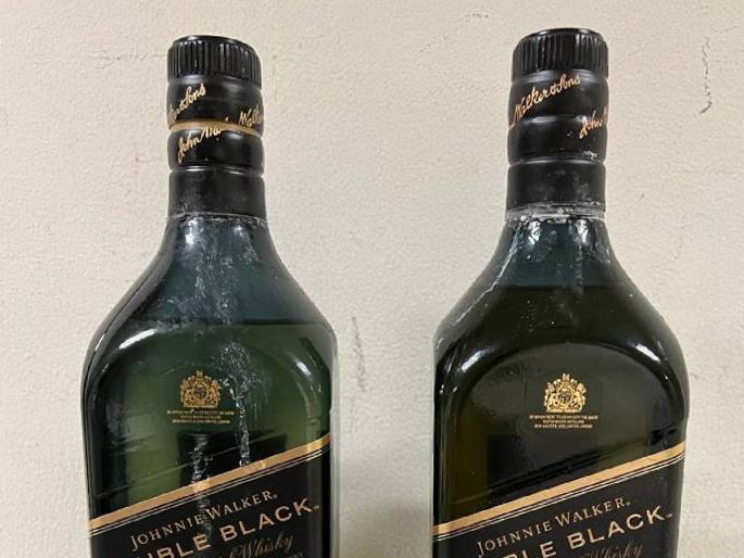 Cocaine worth 20 crores has been seized at Mumbai airport | मुंबई विमानतळावर पकडले २० कोटींचे कोकेन, मद्याच्या बाटलीतून कोकेनची तस्करी Cocaine worth 20 crores has been seized at Mumbai airport | मुंबई विमानतळावर पकडले २० कोटींचे कोकेन, मद्याच्या बाटलीतून कोकेनची तस्करी