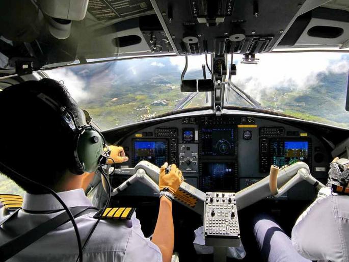 2 passengers entered the cockpit, spice jet plane stuck for seven hours | कॉकपीटमध्ये घुसले २ प्रवासी, सात तास लटकले विमान 2 passengers entered the cockpit, spice jet plane stuck for seven hours | कॉकपीटमध्ये घुसले २ प्रवासी, सात तास लटकले विमान