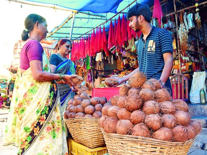 Coconut Price grows in Chaturmas: 50% reduction in production | चातुर्मासात नारळ महागणार : उत्पादनात ५० टक्के घट Coconut Price grows in Chaturmas: 50% reduction in production | चातुर्मासात नारळ महागणार : उत्पादनात ५० टक्के घट
