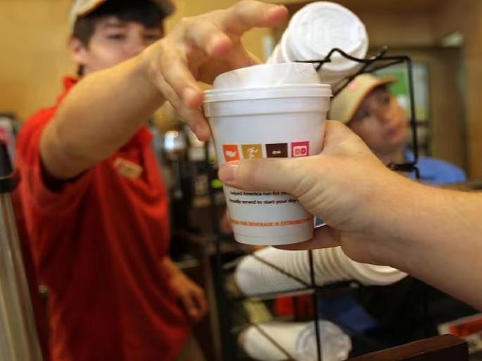 Hot coffee spilled on the woman, the restaurant had to pay crores as compensation, eyes will widen after reading the figure | महिलेवर सांडली गरम कॉफी, भरपाई म्हणून रेस्टॉरंटला द्यावे लागले एवढे कोटी, आकडा वाचून विस्फारतील डोळे Hot coffee spilled on the woman, the restaurant had to pay crores as compensation, eyes will widen after reading the figure | महिलेवर सांडली गरम कॉफी, भरपाई म्हणून रेस्टॉरंटला द्यावे लागले एवढे कोटी, आकडा वाचून विस्फारतील डोळे