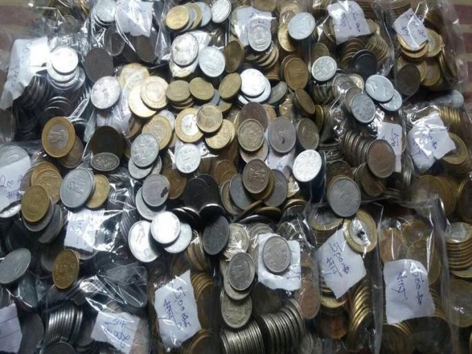 Chillar's black business due to scarcity of money, forced to buy goods for loose money, increased type of commission commission | नाणेटंचाईमुळे ‘चिल्लर’चा काळा धंदा, सुट्या पैशांसाठी वस्तू खरेदीची सक्ती, कमिशन घेण्याचे वाढले प्रकार  Chillar's black business due to scarcity of money, forced to buy goods for loose money, increased type of commission commission | नाणेटंचाईमुळे ‘चिल्लर’चा काळा धंदा, सुट्या पैशांसाठी वस्तू खरेदीची सक्ती, कमिशन घेण्याचे वाढले प्रकार